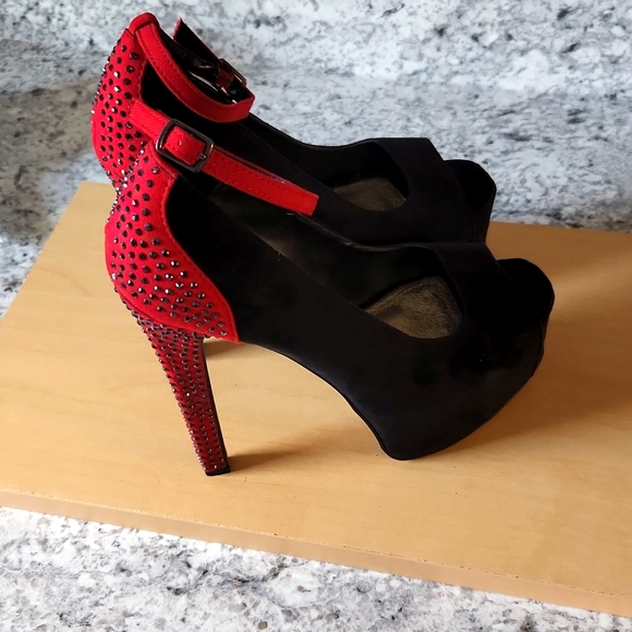 Heels - Picture 2 of 4